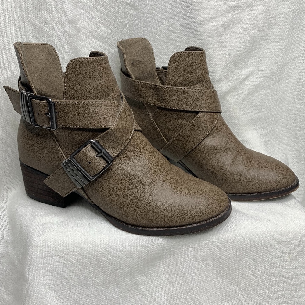 Breckelles Leatherette Designer Ankle Boot 6.5